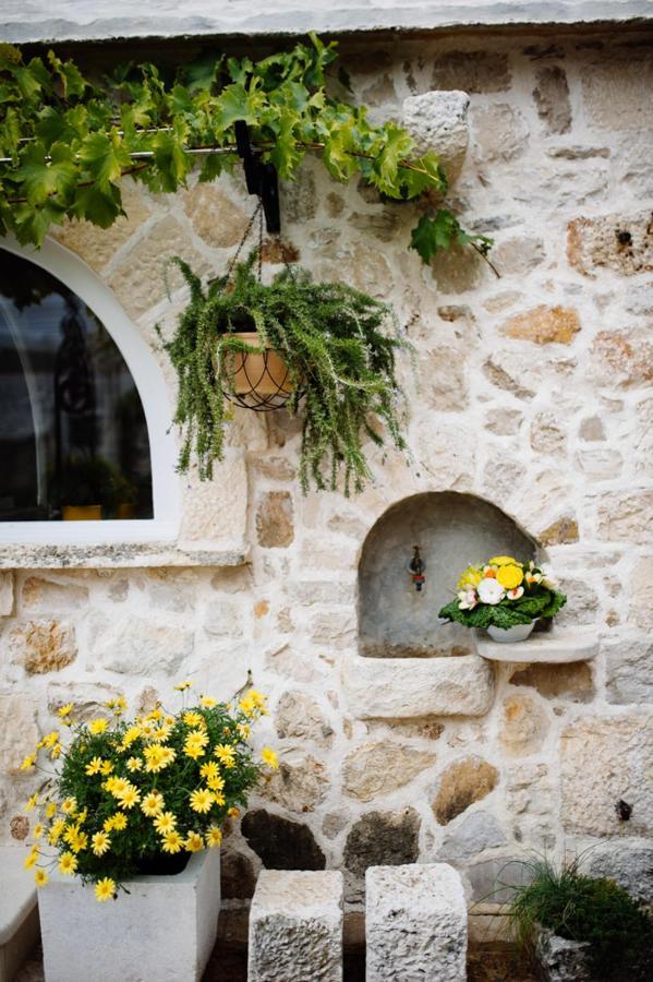 Apartments Nejasmic - Little House For Peaceful And Domestic Vacation Bol Exterior foto