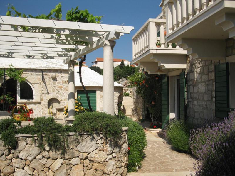 Apartments Nejasmic - Little House For Peaceful And Domestic Vacation Bol Exterior foto