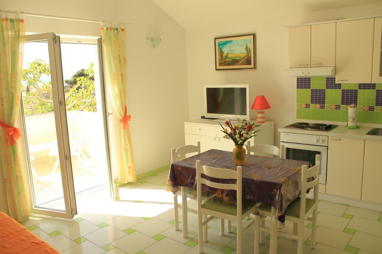 Apartments Nejasmic - Little House For Peaceful And Domestic Vacation Bol Exterior foto