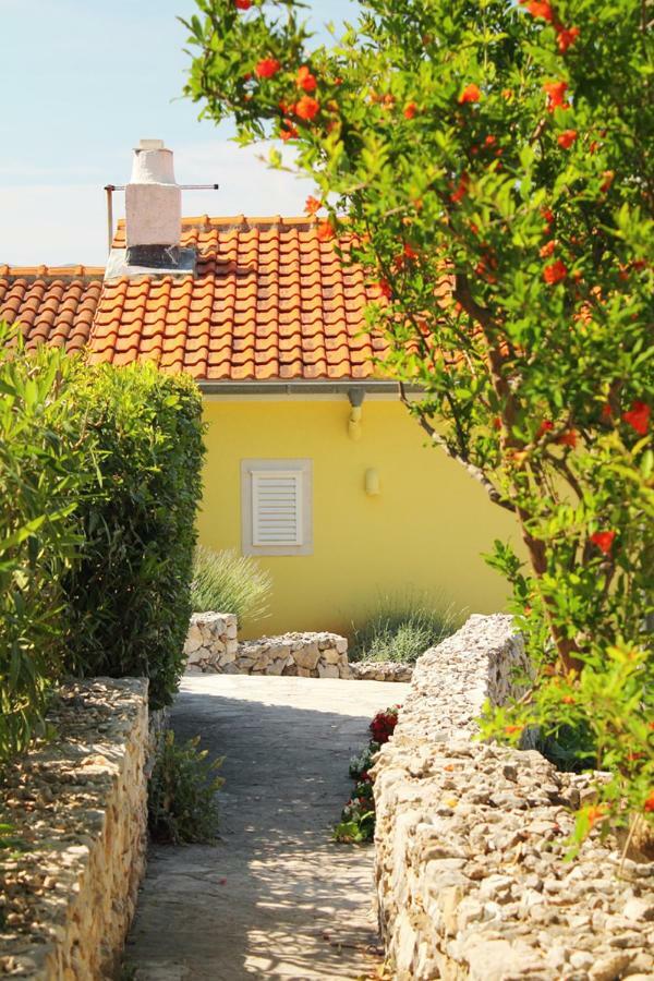 Apartments Nejasmic - Little House For Peaceful And Domestic Vacation Bol Exterior foto